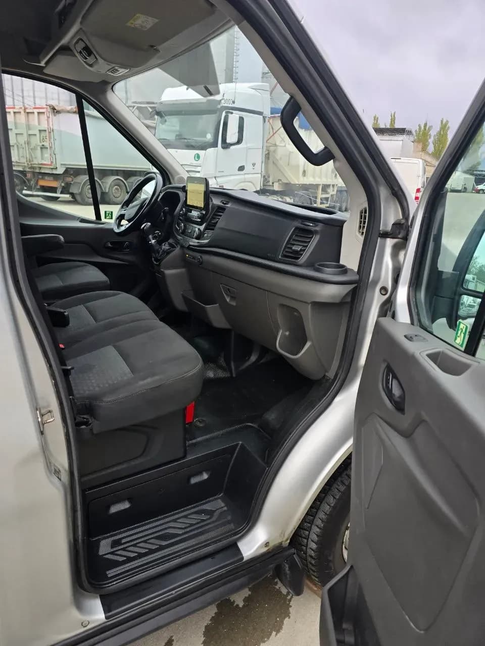Ford Transit, 2019 — Photo 6 of 11
